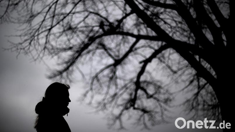 Familiäre Konflikte, psychische Erkrankungen, Stress – all das kann die Weihnachtsstimmung trüben. Wie geht man mit den Problemen um? Symbolbild: Julian Stratenschulte/dpa