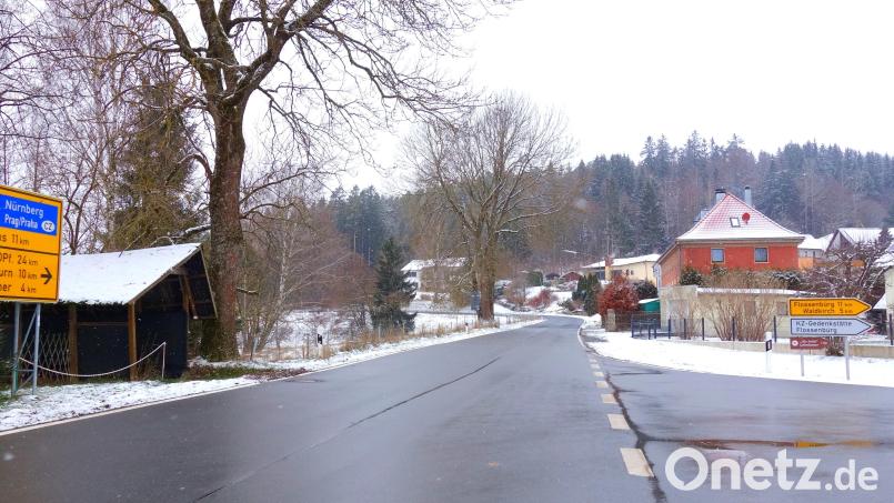 Alt und neu trifft mitten in Georgenberg unweit der Einmündung der Staatsstraße aus Richtung Waldkirch (rechts) in die Straße zwischen Waidhaus und Waldthurn aufeinander. Ein weiterer Ausbau am Alten Zollhaus (rechts) vorbei führte zu einer ausgiebigen Diskussion im Gemeinderat. Bild: fjo