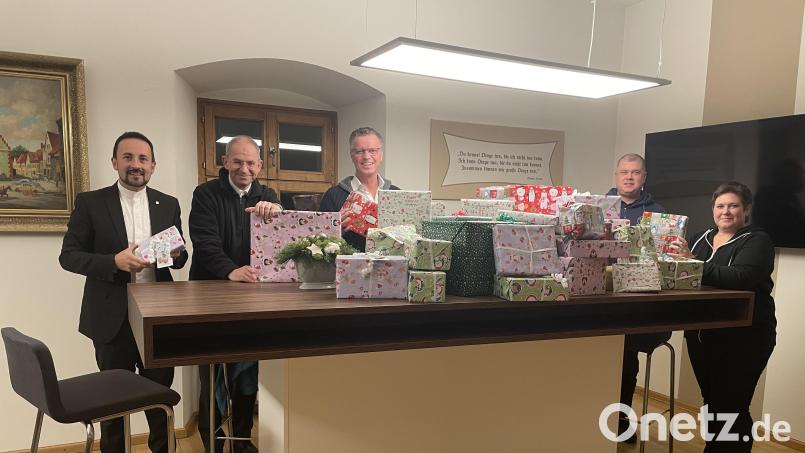 Die „Aktion Wunschzettel“ soll im kommenden Jahr eine Neuauflage finden (von links): Pfarrer Stefan Fischer, Pfarrer Johann Hofmann, Bürgermeister Hermann Falk, Tobias Guggenmoos und Gemeindereferentin Barbara Schlosser. Bild: wku