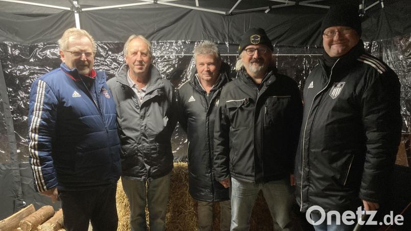 Der Erlös der Tombola ist für die Jugendarbeit der Fußballvereine bestimmt (von links): Hermann Lühr, Franz Zilbauer (DJK Seugast), Jürgen Grundler, German Sternkopf (FC Freihung) und Bürgermeister Uwe König. Bild: (döh)