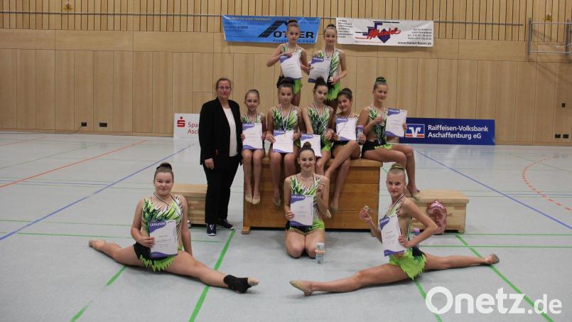 Die erfolgreichen Mädchen der DJK 2002 Amberg mit Trainerin Olga Golcer bei der bayerischen Meisterschaft. Bild: Julia Will/exb