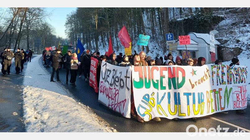 Über 400 Teilnehmer zogen in einer Demonstration vom Ortsteil Wölland in die Innenstadt und protestierten gegen die Schließung des Jugendzentrums Burglengenfeld, begleitet von einem Großaufgebot an Polizisten. Bild: Initiative Jugendzentrum/exb