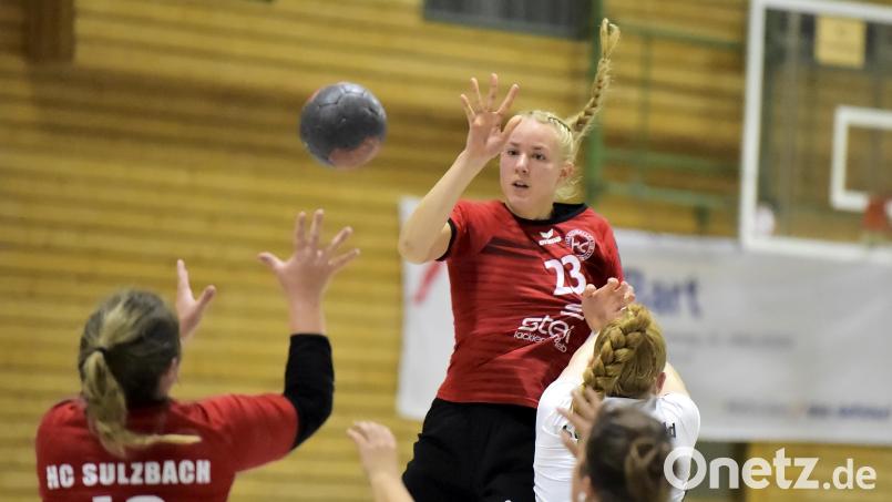 Selina Sensen (hinten) erzielte fünf Treffer beim Sieg des HC Sulzbach beim TSV Roßtal. Archivbild: Hubert Ziegler