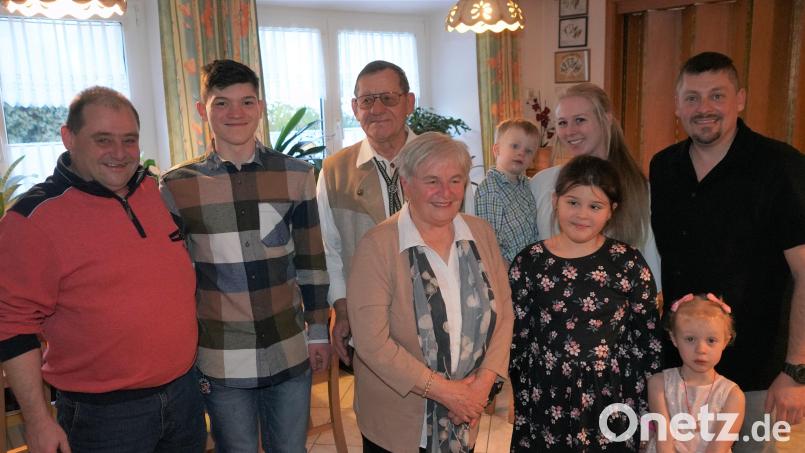 Im Kreise seiner Familie feiert Robert Neubauer (Dritter von links) seinen 80. Geburtstag. Bild: fvo