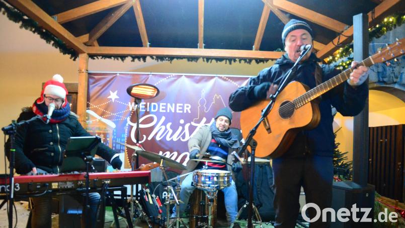 &quot;I Cantautori&quot; erwärmen bei eiskalten Temperaturen die Herzen der Christkindlmarkt-Besucher. Bild: Kunz