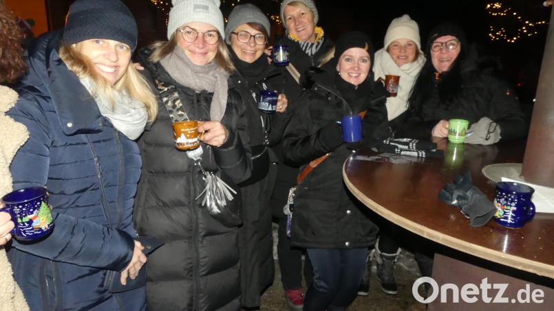 Geselligkeit war bei der „X-Mas-Party Vol IV“ an den wärmenden Feuertonnen angesagt. Bild: rn