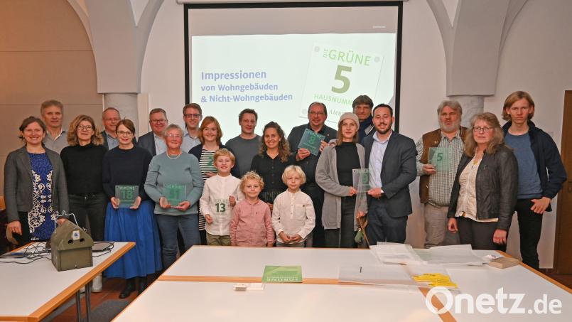 Große Freude herrschte bei der Verleihung der Grünen Hausnummer an viele Amberger. Bild: Thomas Graml, Stadt Amberg/exb