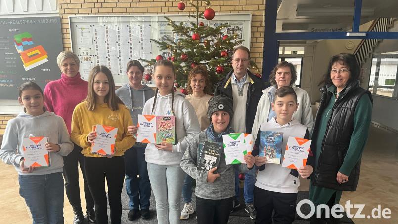Die Klassensieger der Realschule erhielten einen Buchpreis und eine Urkunde. Bild: Alexander Frey/exb