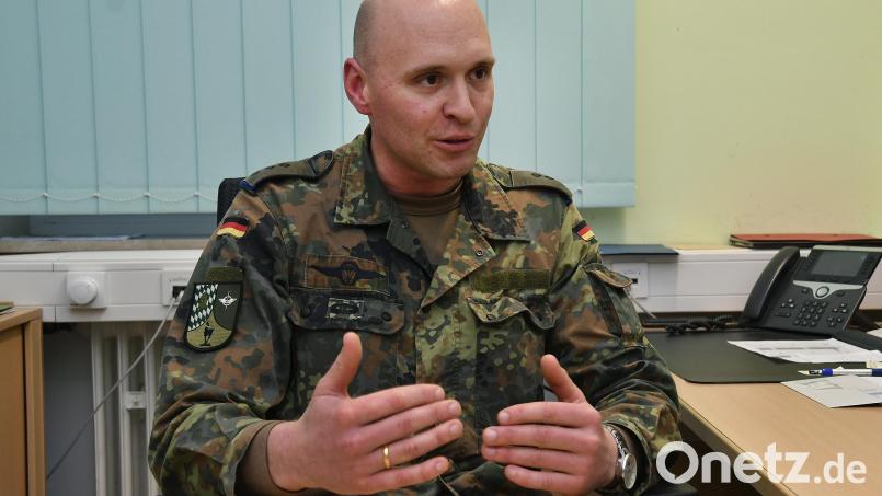 Hauptmann Rico S. an seinem Schreibtisch in der Schweppermannkaserne. Ab Januar ist sein Arbeitsplatz für sechs Monate im Irak. Bild: Petra Hartl