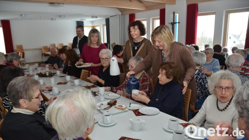 Im Pfarrsaal "St. Marien" wurden die Senioren aus der Großgemeinde beim Adventnachmittag von den Seniorenbeauftragten Martha Bauer und Lydia Mittelmeier (von rechts) verwöhnt. Unterstützung erhielten sie von Bürgermeister Andreas Wutzlhofer und Luise Schmidt-Huber (von links). Bild: dob