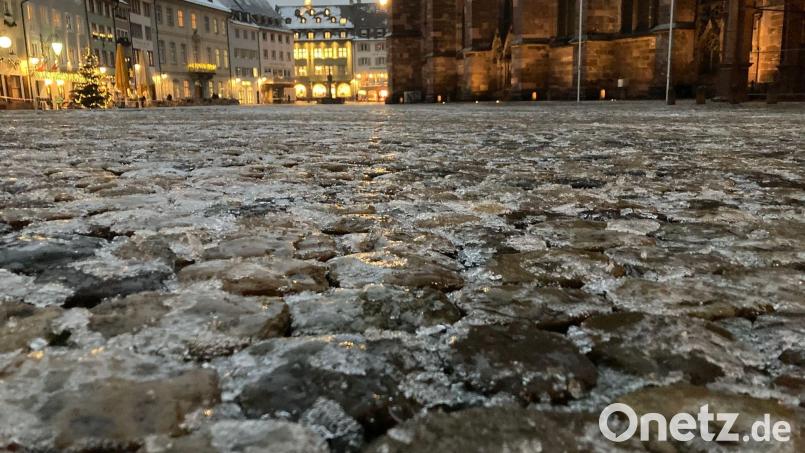 Der Münsterplatz in der Freiburger Altstadt ist wegen Glatteis gesperrt. Bild: Thomas Reichelt/dpa