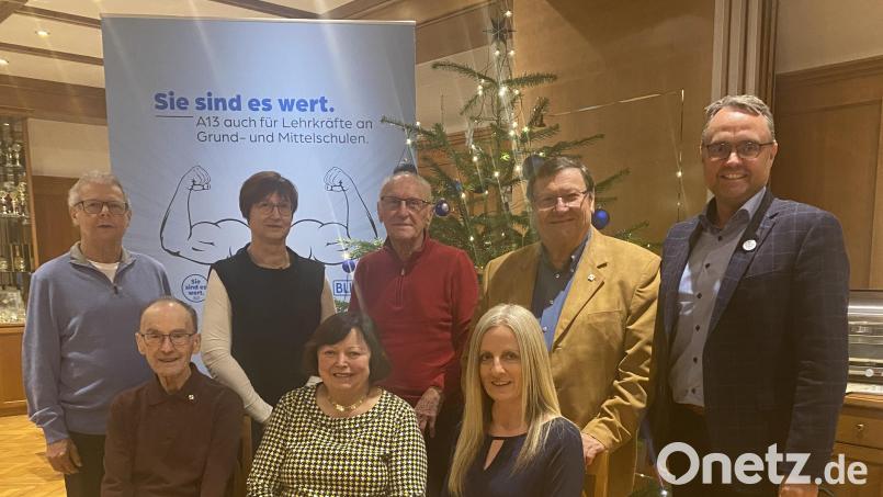 Die anwesenden Jubilare: (sitzend, von links) Arthur Ascherl, Anneliese Schmidkonz und Sabine Graser sowie (stehend, von links) Gerhard Wagenknecht, Birgit Lehmann, Walter Wenisch, Klaus Wendler und Manuel Sennert. Bild: BLLV/exb