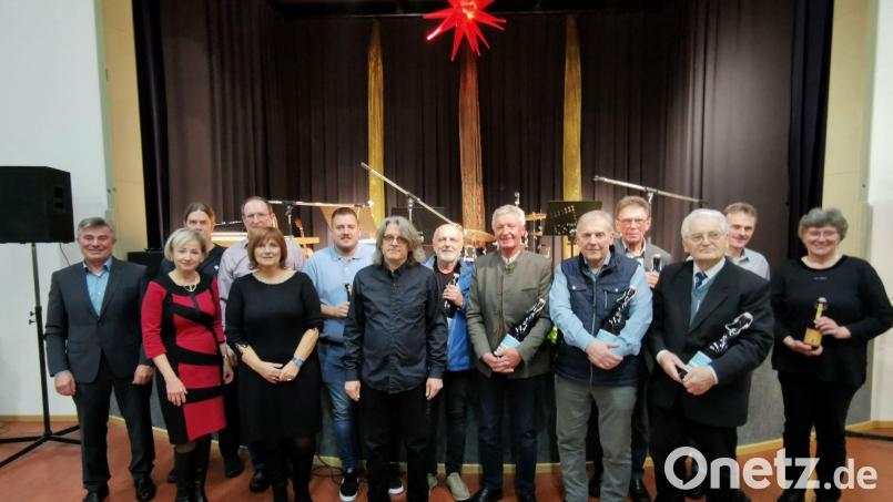 Im Namen der Brucknermusikschule dankte Vorsitzende Petra Brenner (vorne, Dritte von links) gemeinsam mit Bürgermeister Reiner Gäbl (links) den Mitgliedern für die langjährige Treue und engagierte Mitarbeit. Bild: gz