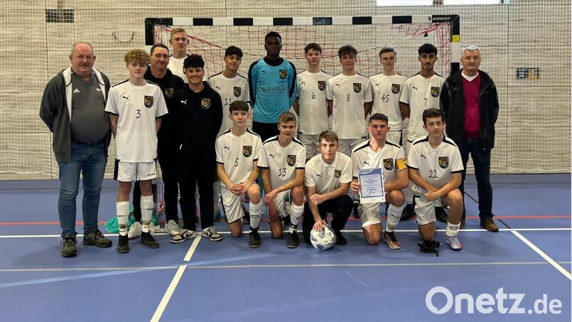 Der Futsal-Kreismeister der U17-Junioren heißt FC Amberg mit (von links) Kreisjugendleiter Klaus Meier, Trainer Stefan Seemann und Turnierleiter Karl-Heinz Luber. Bild:  Silvio Simon/exb