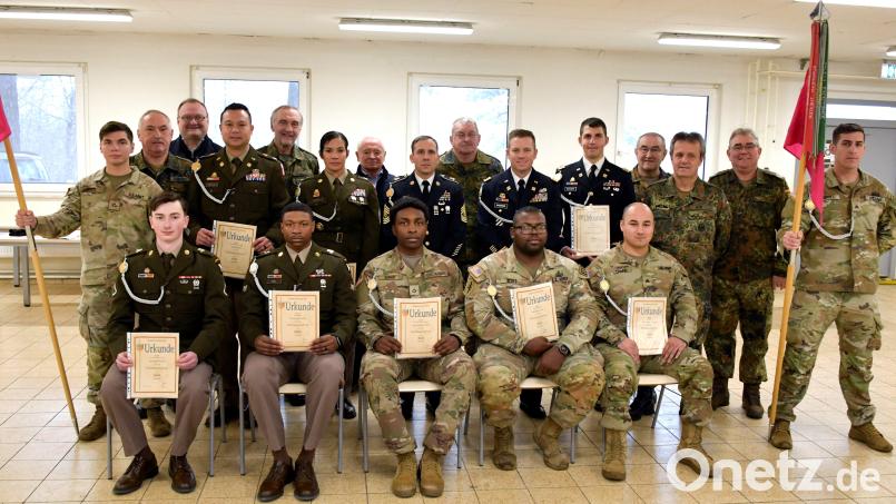 Die ausgezeichneten US-Soldaten von der 18. CSSB und 702. EOD mit den Ehrengästen (stehend, von links): Werner Gebhard, Bürgermeister Uwe König (Freihung), John Abella, Bertram Gebhard, Nancy Sainz, Helmut Strempel, David Hayes, Wolfgang Rauscher, Robert Hawkins, Dillon Beckner, Gerhard Lindthaler, Ludwig Nerb, Norbert Bücherl und Steven Moritz; sitzend (von links): Skylare Proulx, Desmond Noel, Jaquavious Davis, Matthew Scott und Alexander Chapa. Bild: nbu