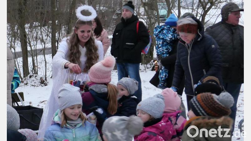 Ein Engel mischte sich unter die Gäste der Waldweihnacht des AWO "Kinderstodls" Püchersreuth. Bild: M. Thomas /exb