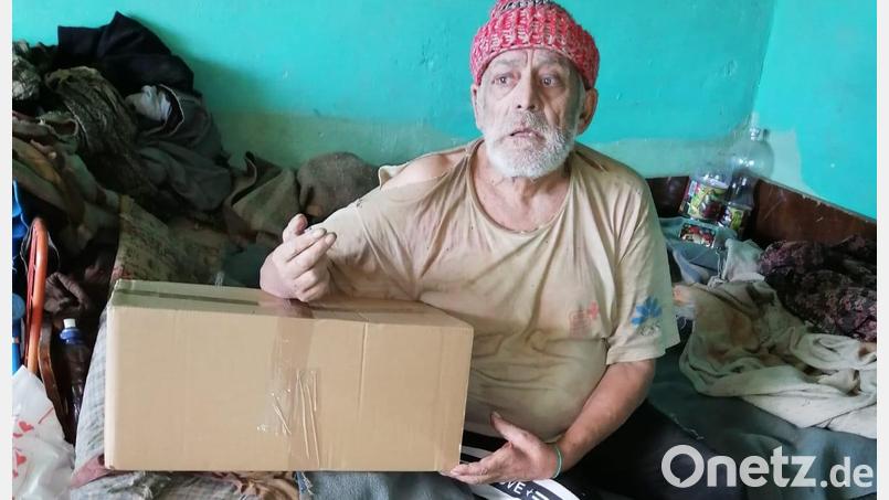 So sieht's aus in Rumänien: Ältere Menschen in armseligen Hütten, auch im Winter kein Schuhwerk. Zumindest an Weihnachten bekommen sie ein Geschenkpaket. Bild: Bauriedl/exb