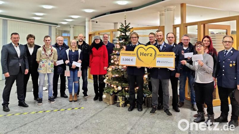 Über insgesamt 5000 Euro konnten sich die Vereinsvertreter aus Kemnath und Kulmain freuen. Die Schecks überreichten Vorstand Joachim Geyer und Geschäftsstellenleiter Günther Bäte (von links). Bild: stg