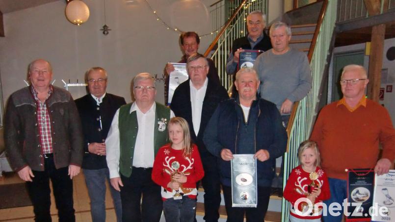 Das Bild entstand nach der Siegerehrung und zeigte (vorne von links) Michael Ott, Schirmherr Josef Deichl, Johann Kiener, Sahra Dirscherl, Gerhard Hoyer, Georg Holzgartner, Jule Dirscherl und Karl-Heinz Welnhofer; (hinten von links) Walter Martin, Georg Mutzbauer und Franz Wittmann. Bild: J. Kiener, GZV Pfreimd/exb