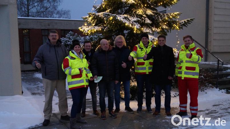 Die Ausrichter des Hohenkemnather Adventsmarkts übergeben eine Spende an die First Respondern (von links): Christian Wenkmann, Corinna Eisner, Johannes Wenkmann, Hans Wenkmann, Hermann Knauer, Josef Graml, Achim Kuchenbecker und Stefan Götz. Bild: snn