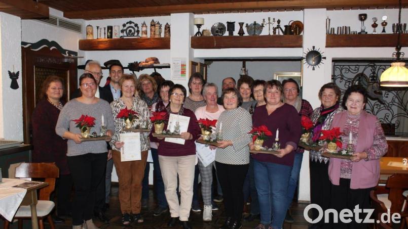 Alle Geehrten des Gartenbauvereins Wildeppenried erhielten eine Urkunde des Kreisverbandes und als kleine Anerkennung ein dekoratives Geschenk mit einem Weihnachtsstern.  Bild: Petra Zach/exb