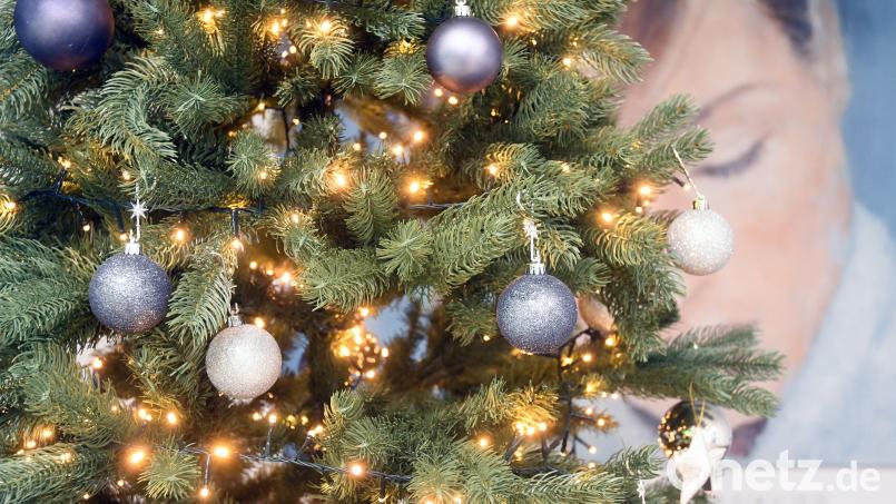 LED-Beleuchtung an einem Christbaum. Diese spart deutlich Strom im Vergleich zu herkömmlichen Glühlampen. Bild: Gabi Schönberger