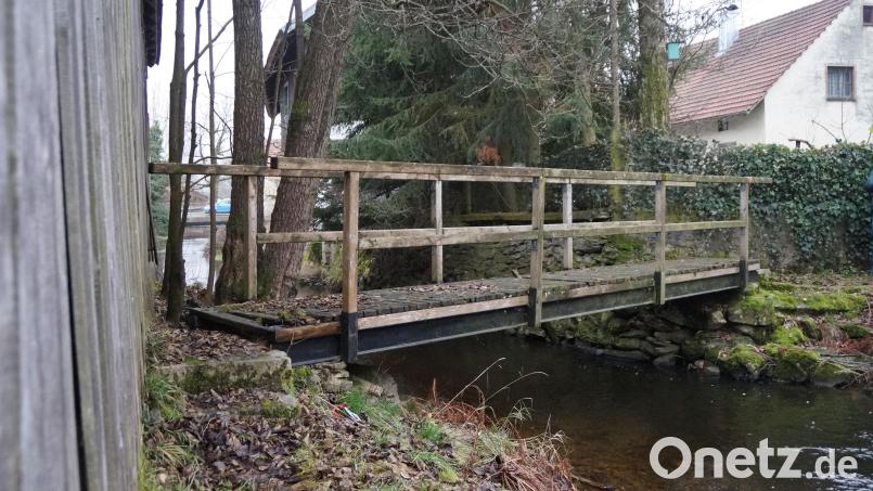 Diese Brücke über den Bach, die der Stadt Schönsee gehört, ist Teil des Kirchsteigs. Dieser schmale Weg (links im Bild) wurde aus Sicherheitsgründen gesperrt. Bild: wel
