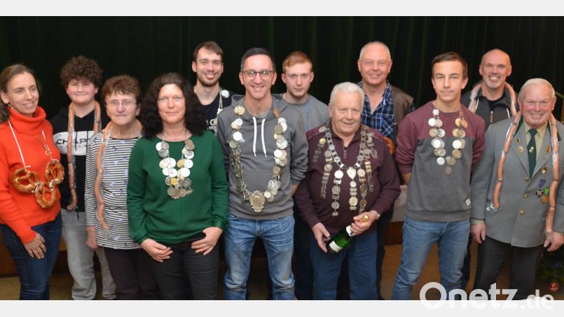 Zum "Edelweiß"-Schützenkönig kürte Schützenmeister Johann Gösl (rechts) Tobias Braun (Sechster von links). Pistolenkönig wurde Elias Gösl (Fünfter von links). Schützenliesl ist zum wiederholten Male Sonja Messer (Vierte von links). Den Jugendkönigstitel erhielt zum zweiten Mal in Folge Elias Ram (Dritter von rechts). Bild: dob