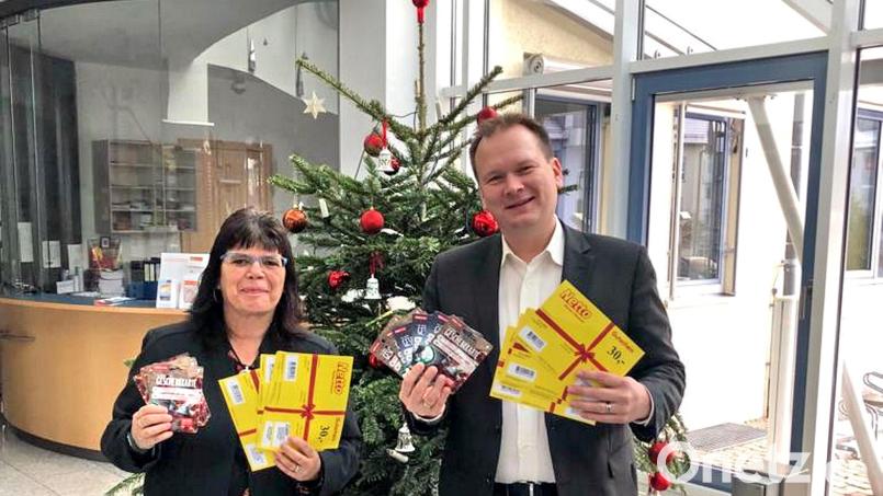 Bürgermeister Christian Porsch dankt Dolores Longares-Bäumler für ihre Weihnachtsaktion, die sie zusammen mit Heidi Lauterbach organisiert. Bild: whü