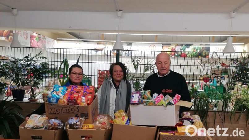 Bei der Spendenübergabe erklären (von links) Diana Hermann (Weidener Tafel), Nicole Kolofik-Müller (Leiterin Katzenhilfe Nordoberpfalz) und Josef Gebhardt (Weidener Tafel) ihre jeweiligen Aufgaben. Bild: Martin Höhne/exb