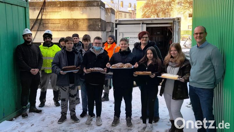 Die Klasse 8M der Pestalozzi-Mittelschule überraschte die Bauarbeiter, die gerade das neue Schulhaus bauen, mit einer Kuchen-Aktion. Bild: sm
