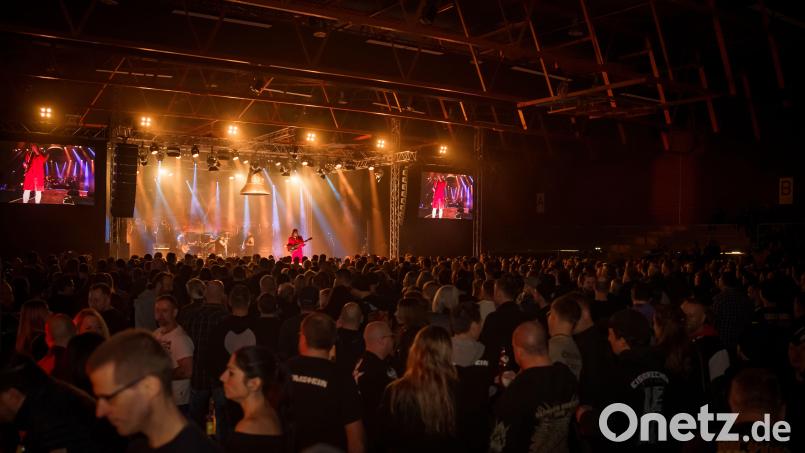 Die Mehrzweckhalle als Rock-Arena: "AC/DX." (Bild) und andere Tribute-Bands bringen die Fans in Wallung. Bild: Felix Baumgärtner