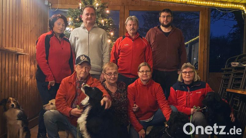 Nun ist der Vorstand beim Zug- und Begleithundeverein Weiden wieder komplett (von links oben): Doris Würschinger, Uwe Bergler, Hans Scharnagl, Phillip Konz. Unten von links in der Hocke mit den Hunden sitzen Billy Huggins, Uschi Straka, Alexandra Singer und Annett Schittenhelm. Bild: Lisa Singer/exb