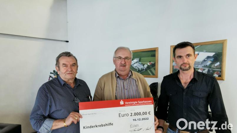 Im Namen der Kinderkrebshilfe dankt Vorsitzender Herbert Putzer den Unternehmern Ludwig (links) und Fabian (rechts) Bauriedl für die Spende. Bild: gz