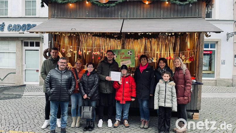 Für die Süßer Landjugend übergeben Vorsitzender Michael Kreft (Fünfter von links) und Kassier Johannes Dotzler (links) an die Fun Kickers der Lebenshilfe einen Scheck in Höhe von 500 Euro. Bild: Michael Kreft/exb