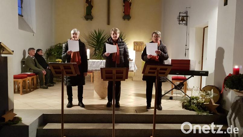 Der "Eslarner Dreigsang" gestaltete eindrucksvoll das Adventskonzert in der Kirche in Tröbes zu Gunsten von Pater Ferdinand. Zwischen den Gesangsstücken brachten Richard Reger und Max Frischholz (links) teils lustige Stücke zu Gehör. Bild: gi