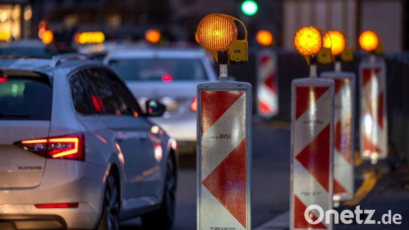 Autos stehen an einer Baustelle im Stau. Bild: Monika Skolimowska/dpa-Zentralbild/dpa/Symbolbild