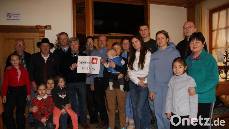 Bei der Spendenübergabe an die ukrainischen Flüchtlinge im Hirschauer Josefshaus (hinten, von links): Seniorenbeauftragter Rudi Wild, Josef Finster und Josef Biller vom Vorstand der IG Bergbau, Chemie, Energie Hirschau, Michael Geiss von der Hilfsorganisation &quot;Amberg hilft Menschen&quot;, Seniorenbeauftragte Hildegard Gebhardt und Vorsitzender Josef Birner von der IG Bergbau, Chemie, Energie Hirschau. Bild: ads