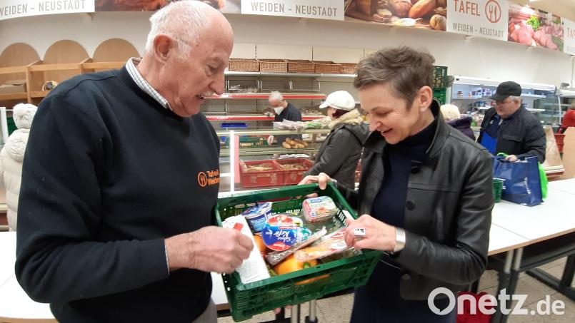 Maria Schmidt zeigt sich beeindruckt vom Angebot in der &quot;Tafel&quot;. Josef Gebhardt benötigt die Spenden dringend. Bild: Kunz