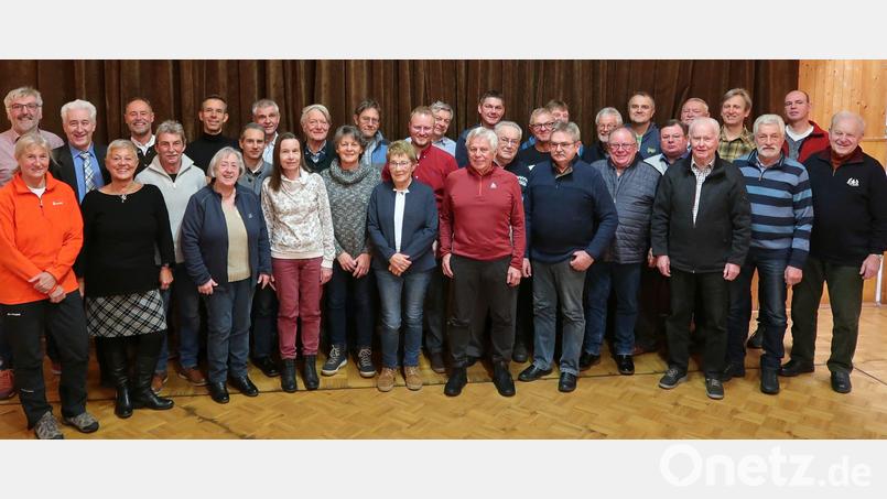 Nicht alle Geehrten sind bei der Adventsfeier dabei (hinten links erster Vorsitzender Stefan Schönberger, hinten Dritter von links zweiter Vorsitzender Helmut Roßmann). Bild: Doris Reil/exb