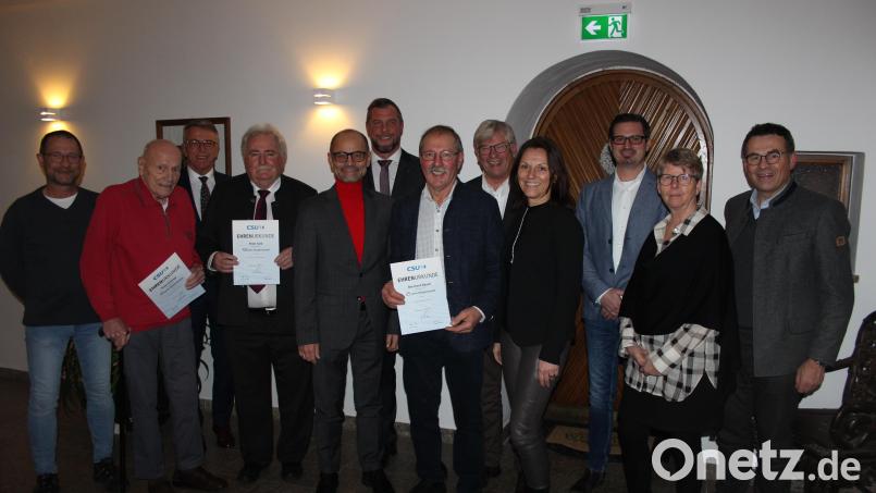 Peter Schimpf, Peter Gold (Zweiter und Vierter von links) sowie Bernhard Bäuml (Mitte mit Urkunde) wurden für ihre langjährige Treue zur CSU geehrt. Die Vorstandschaft und die Fraktionsmitglieder des Stadtrates gratulierten. Bild: heb