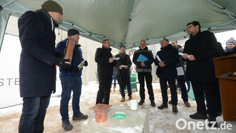 Noch halten Bauherr und Ehrengäste ihre Erinnerungen an den Tag der Grundsteinlegung in ihren Händen, wenig später werden diese Dokumente in der Schatuelle, die Alexander von Schultz (links) in seinen Händen hat, für die Nachwelt eingelegt. Bild: bey