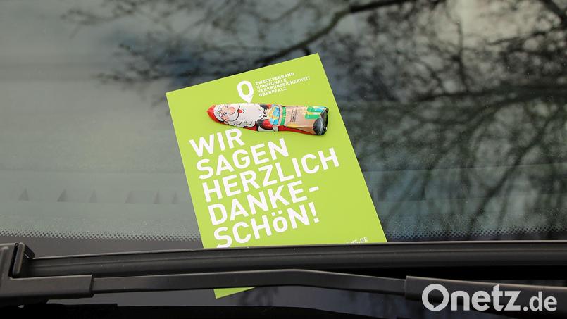 So sieht es aus, das Dankeschön des Zweckverbands Kommunale Verkehrssicherheit Oberpfalz für Richtigparker. Bild: Julia Rösch/ZV KVS Oberpfalz/exb