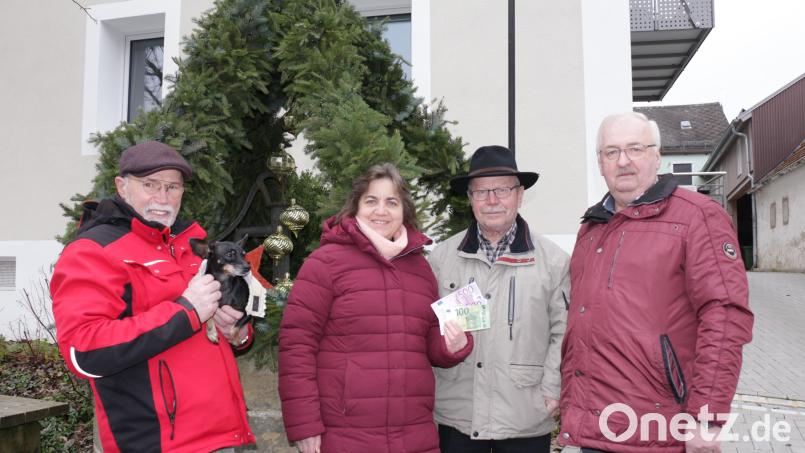 Ein Herz für Kinder haben Albin und Frieda Zeitler sowie Robert Steinkohl (von links). Herbert Putzer (rechts) erhielt von ihnen 1100 Euro für die Kinderkrebshilfe. Bild: rpp