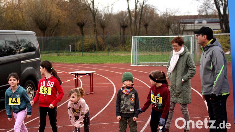 Trainer Mo Sood (rechts) und seine Sprösslinge. In der neuen Leichtathletikabteilung des TB Weiden für Kinder- und Jugendliche absolvieren sie das Basistraining. Bild: R. Kreuzer