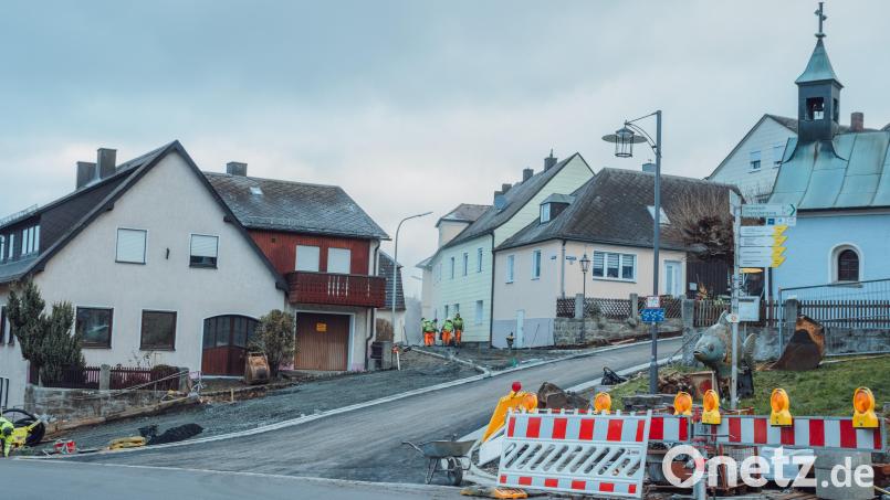 Mitte Dezember wurde auf der Silberstraße die Tragschicht asphaltiert, die Erneuerung der Straße wird heuer allerdings nicht mehr abgeschlossen. Die Fahrbahn bleibt für den Verkehr bis auf Weiteres gesperrt, eine Ausnahme gibt es während der Winterpause für Anwohner und die Müllabfuhr.Im Frühjahr sollen Deckschicht und Gehwege gemacht werden. Bild: Susanne Forster