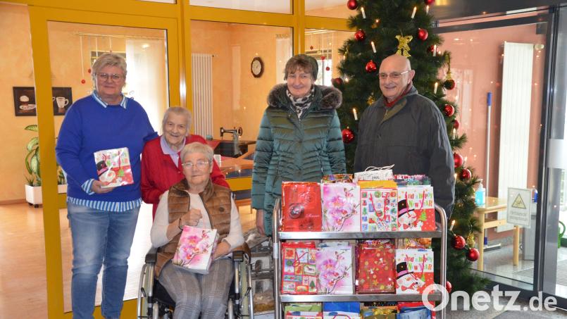 Weihnachtspäckchen für die Bewohner des Ensdorfer Seniorenheims übergeben (von links): Heimleiterin Lydia Brandl, Heimbeirätin Thekla Braun, Heimbeiratsvorsitzende Angela Stettner, stellvertretende VdK-Vorsitzende Marga Kraus und VdK-Vorsitzender Josef Niebler. Bild: Eva Gröninger
