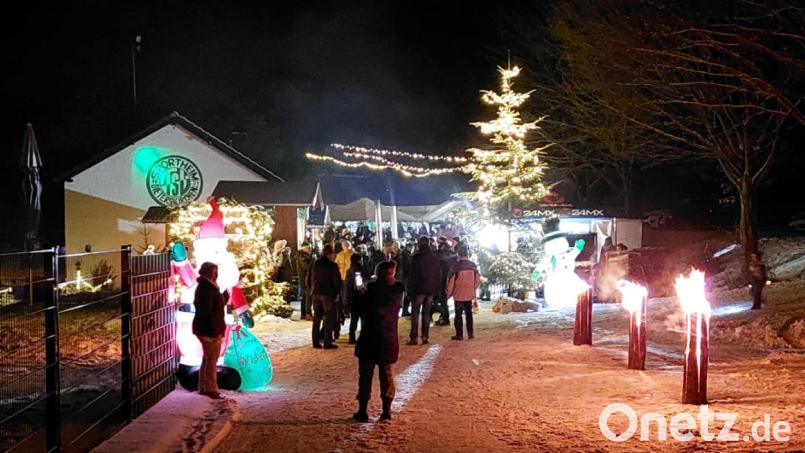 TSV und Förderverein wissen, was ankommt. Der Weihnachtsmarkt ist eine runde Sache. Bild: rro