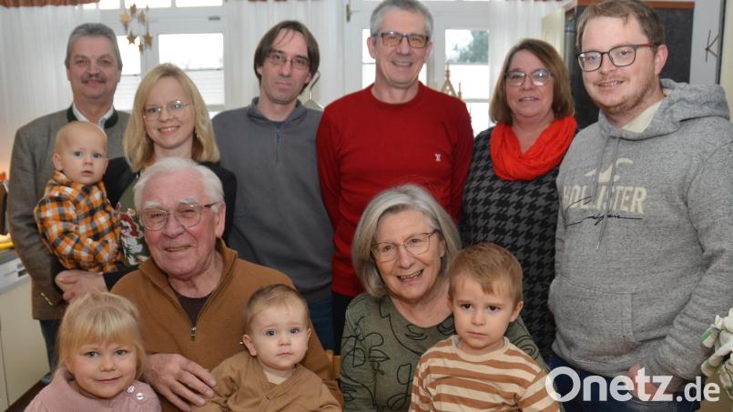 Im Kreise seiner Familie fühlt sich Peter Grundler (vorne, links) am wohlsten. Nicht nur seine Kinder und Enkel, sondern auch seine Urenkel sind sein ganzer Stolz. Bürgermeister Andreas Wutzlhofer (hinten, links) kam natürlich ebenfalls auf einen Kurzbesuch vorbei. Bild: dob
