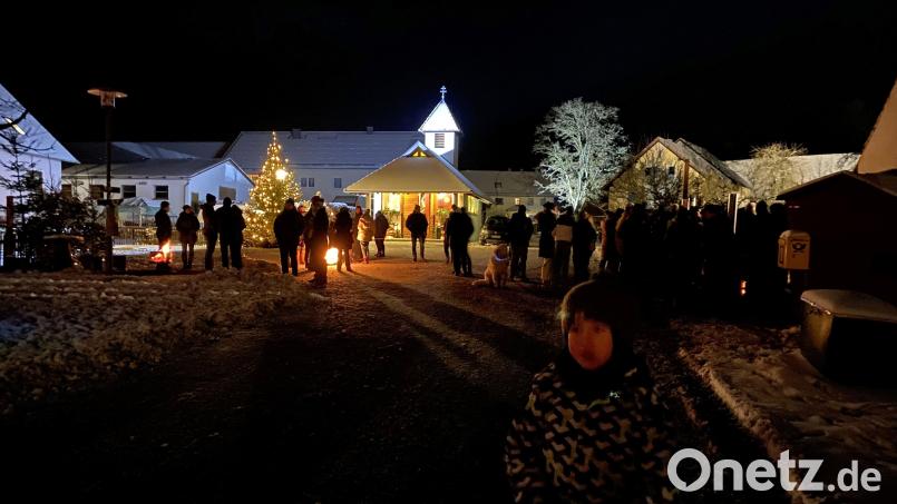 Die Kapelle und ihre Dorfmitte ist Schauplatz der „stillen Wege im Advent der Lichter“ in Rackenthal Bild: muk